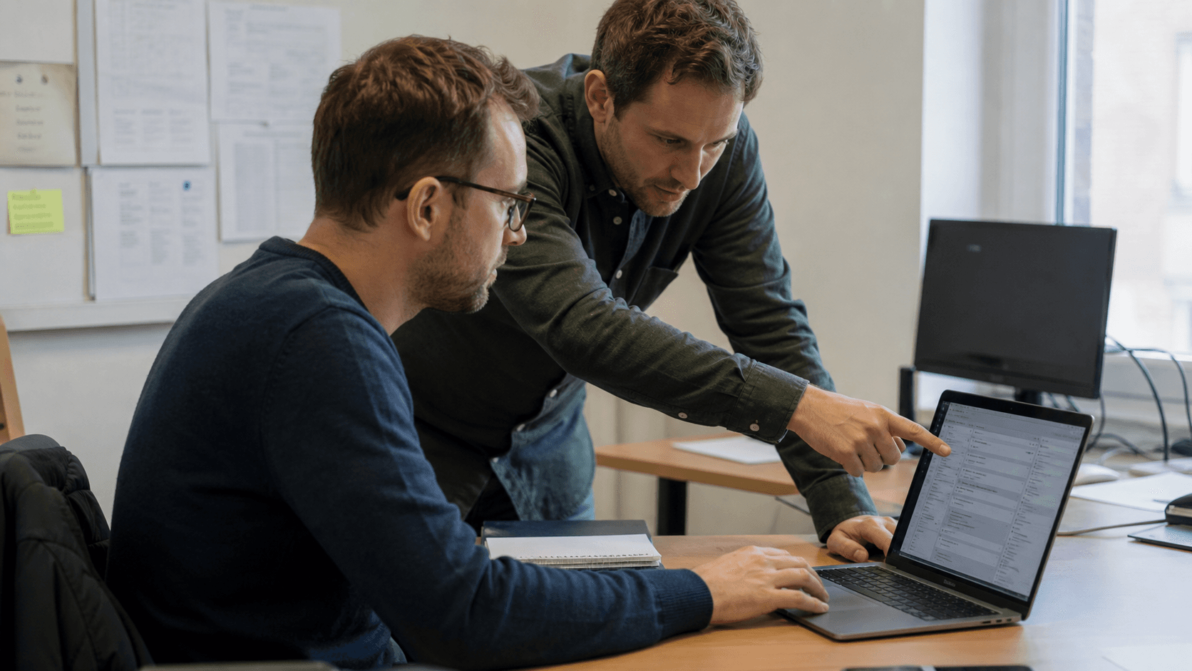 Two colleagues reviewing the context and next step during a customer handoff